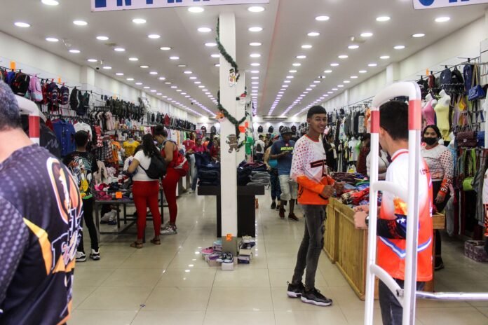 Comerciantes se preparan para celebrar el Día del Padre