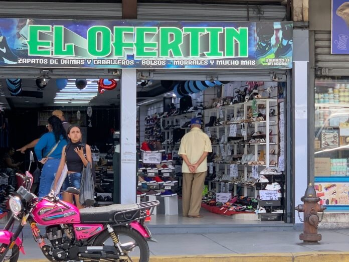 A pesar de que los precios de los productos de primera necesidad se han mantenido relativamente estables, los vendedores expresan su preocupación por la creciente tasa oficial del dólar, que continúa en aumento y amenaza con disparar los precios de su mercancía.