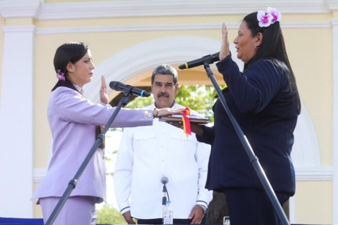 Joana Sánchez juró como gobernadora desde el monumento Samán de Güere Durante su intervención, el presidente Maduro congratuló a Sánchez por su reciente victoria en las elecciones del 25 de mayo, donde el pueblo aragüeño se pronunció de manera contundente a favor de su candidatura.