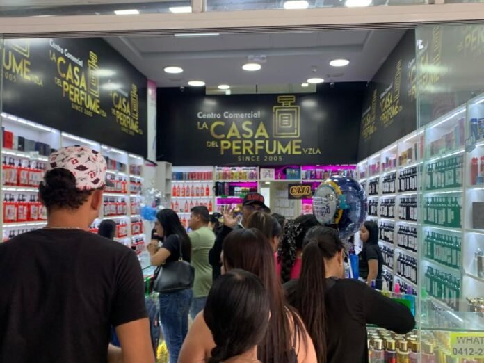 El comercio se anima con motivo del Día del Padre Desde gorras y perfumes hasta carteras y franelas, los establecimientos del centro de Maracay se han esmerado en ofrecer una amplia variedad de regalos para todos los gustos y presupuestos.