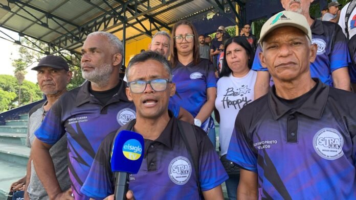 Sindicato de obreros de la UCV alerta sobre retraso en Bono de Guerra y cesta ticket En este sentido, Castro denunció que, según información proveniente del Sistema Patria, el atraso en el pago se justifica por problemas técnicos en la plataforma. Sin embargo, esta situación ha generado desconfianza entre los trabajadores, quienes temen que se esté gestando la eliminación tanto del Bono de Guerra como de la cesta ticket.