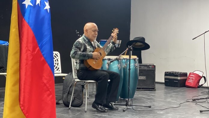 Aragua celebró su talento musical en el I Encuentro de Cantautores Este evento artístico reunió a más de 70 compositores de la región para celebrar su dedicación a la expresión artística.