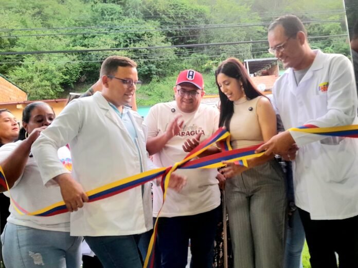 Reinaugurado el Consultorio Popular de Los Maleteros El acto estuvo precedido por una presentación a cargo de Danzas "Un Juguete para la Sonrisa de un Niño". A su llegada, la gobernadora y el alcalde Juan Carlos Sánchez fueron recibidos por el calor de los habitantes de Los Maleteros.