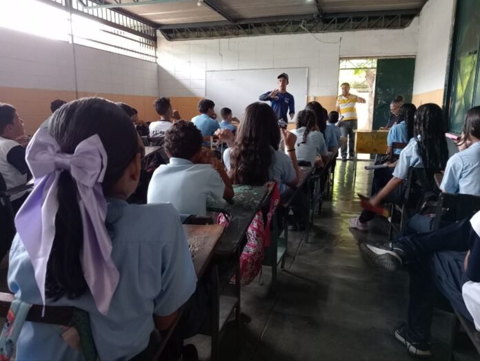 La actividad, que reunió a un total de 120 estudiantes, tuvo como objetivo sensibilizar a la población estudiantil y docente sobre los riesgos asociados al uso y porte ilícito de armas blancas y de fuego, así como fomentar el conocimiento sobre el marco legal vigente en el país en materia de desarme.