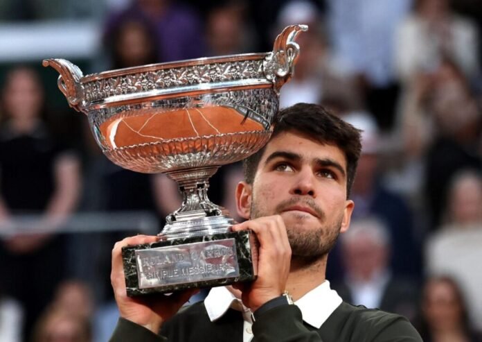 Alcaraz gana a Sinner para mantener su fortín de Roland Garros