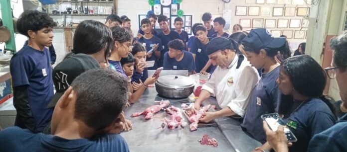 Proyecto Cunícula capacitó a estudiantes de la UETA Luis Tovar La actividad, realizada en el Centro de Apoyo al Cunicultor, ubicado en San Francisco de Asís, municipio Zamora del estado Aragua, tuvo como objetivo fortalecer los conocimientos de los futuros técnicos en esta área productiva.