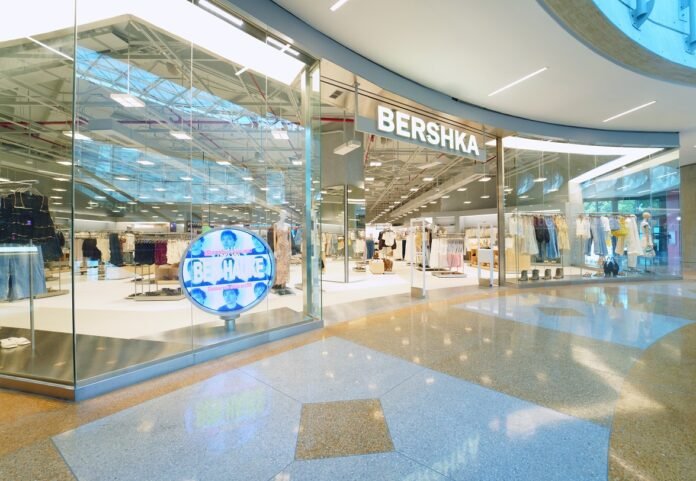 Sobre las dimensiones, Bershka (Bsk) tiene un espacio comercial de 849 m2, por su parte Pull & Bear (P&B) cuenta 986 m2. Dentro de ellas destacan su estética moderna que apuesta por la tecnología. De estilo industrial y minimalista, a los largo de los establecimientos, se apuesta por la comunicación digital a través de pantallas integradas en múltiples posiciones.