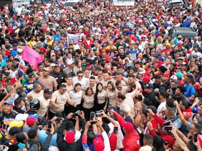 Para marcar el comienzo de esta nueva etapa electoral, la militancia acompañó a sus candidatos en una caminata desde la 42 Brigada de Paracaidistas hasta la sede del CNE en Aragua.