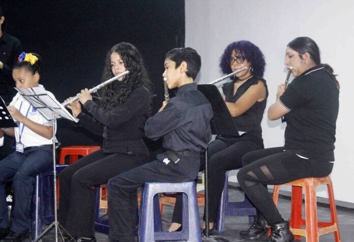 Orquesta de flautas celebró su 17° aniversario