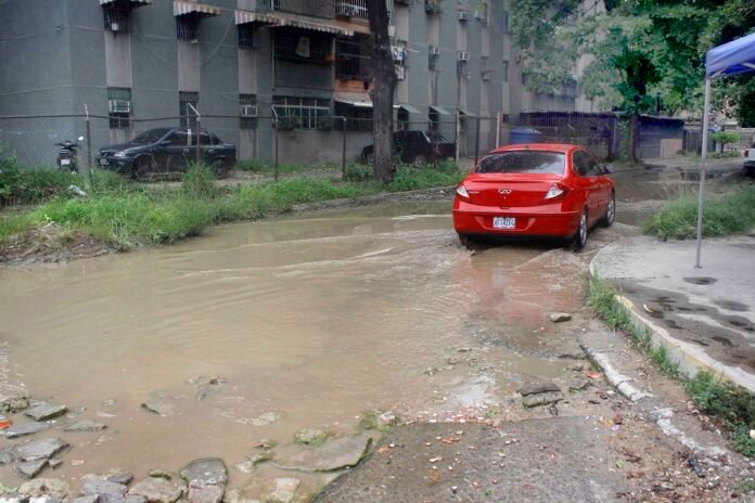 La vialidad en este sector presenta un avanzado estado de deterioro, con múltiples y profundos huecos que dificultan el tránsito de vehículos y representan un peligro latente para peatones. Con la llegada de las precipitaciones, estos baches se transforman en una laguna, lo que puede ocasionar daños mecánicos a los vehículos e incluso accidentes.