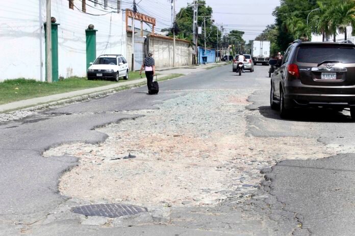 Vecinos de Arturo Michelena claman por reparación de las vías En este sentido, los vecinos, cansados de la incertidumbre y la falta de respuesta por parte de las autoridades, han expresado su preocupación por la seguridad de todos los que transitan por la zona.