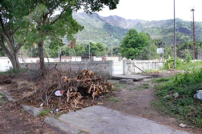 En este sentido, los habitantes de esta comunidad han manifestado su preocupación por el estado de las vías, que presentan baches y hundimientos, lo que dificulta el tránsito vehicular y peatonal.