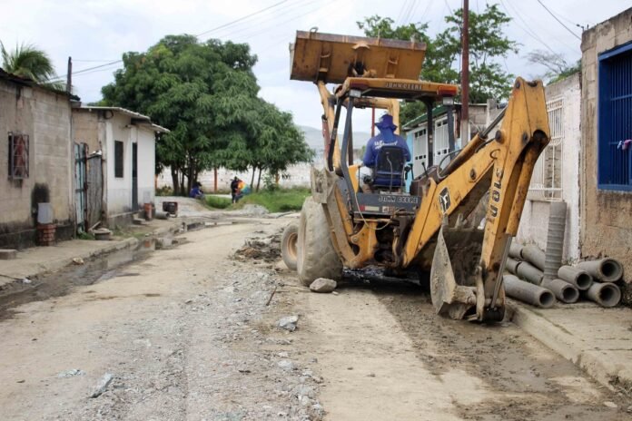 Avanza sustitución de colectores de aguas servidas en Huete Este proyecto, que resultó ganador en la primera consulta ciudadana del año, está siendo ejecutado con el respaldo de la Alcaldía del municipio Sucre, dentro de un proyecto que abarca diversas obras dentro de este sector.