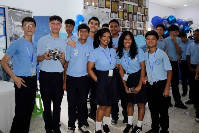 Primera Expo Robótica impulsa la innovación tecnológica en la UEP Adventista Andrés Bello Nairobi Yépez, directora académica de la institución, expresó su entusiasmo por la iniciativa. "Estamos incursionando en nuestra primera Expo Robótica, que ha sido un éxito genial que nos ha permitido involucrar a los estudiantes en los avances de la tecnología y ser parte del nuevo ingenio para nuestra sociedad".