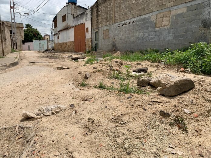 Vecinos de Las Flores piden culminación de trabajos de sustitución de tuberías Desde una vialidad perjudicada por el hurto de alcantarillas hasta cloacas desbordadas, la comunidad exige respuestas urgentes a una situación que se arrastra desde hace años.