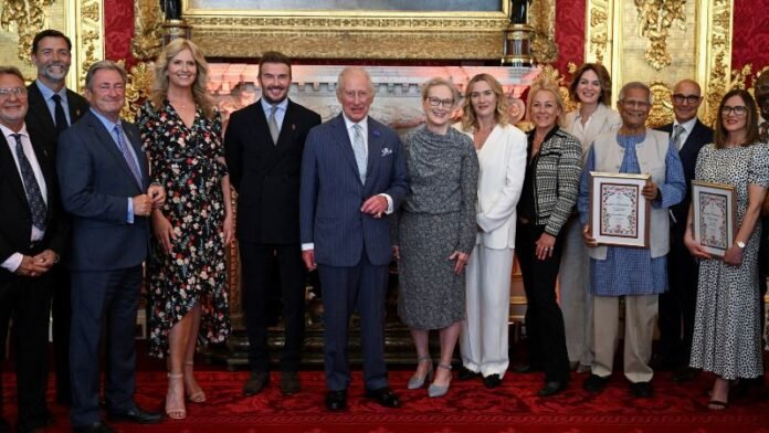 Beckham, que en 2003 ya recibió la Orden del Imperio Británico (OBE, en inglés), dijo sentirse "orgulloso" y "agradecido" de recibir el título, que conlleva el tratamiento de 'Sir'.