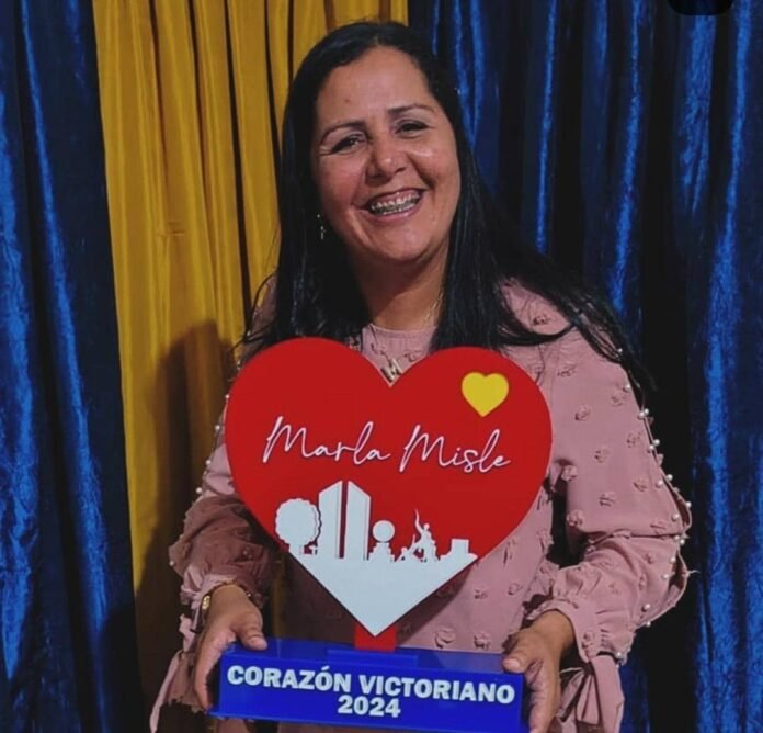 Desde hace años, Marla lidera con pasión una fundación que ha transformado la vida de cientos de personas en los municipios Ribas y Tovar del estado Aragua. Su labor no se limita sólo a la entrega de ayudas o jornadas sociales, sino que se ha convertido en un puente de unión entre las comunidades y sus derechos fundamentales. Su trabajo nace desde el amor, la empatía, una convicción profunda de que todos merecen una oportunidad de la mano de Dios, a quien siempre le está agradecida.
