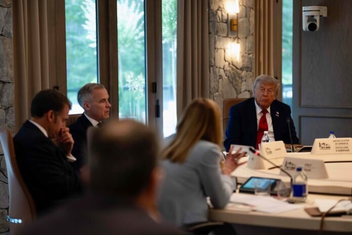 Trump abandona la Cumbre del G7 antes de su fin por el conflicto entre Israel e Irán La portavoz de la Casa Blanca, Karoline Leavitt, anunció en las redes sociales la decisión de Trump, lo que supone que no se reunirá ni con la presidenta de México, Claudia Sheinbaum, ni con el de líder de Ucrania, Volodímir Zelenski, tal y como estaba previsto.