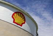 La petrolera Shell niega que esté negociando la adquisición de su rival BP La petrolera Shell niega que esté negociando la adquisición de su rival BP