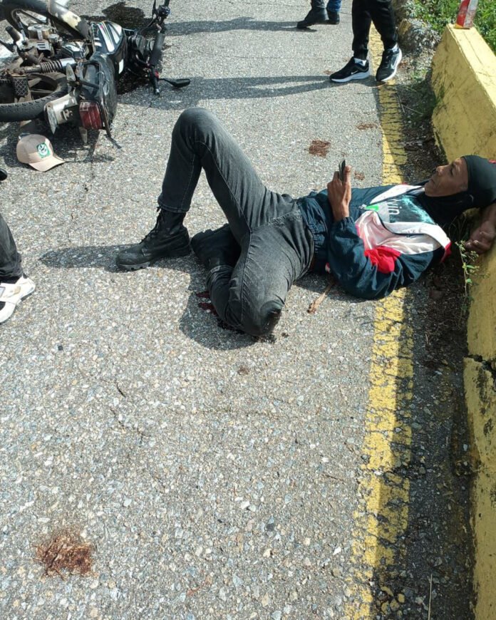 Sobre este percance no se manejan mayores detalles, pero presuntamente el funcionario de Inparques cayó de manera aparatosa de una moto, color negra, que le ocasionaron varias lesiones, entre ellas una fractura de la pierna izquierda.