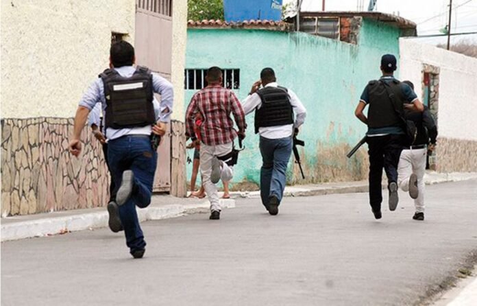 La víctima, según las autoridades, quedó identificada como Francis Hernández, de 33 años, madre de familia y de oficios del hogar, quien lamentablemente falleció este lunes en el Hospital Central de Maracay, a donde fue trasladada tras haber recibido un disparo en una de sus extremidades inferiores.