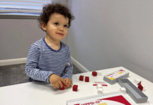 Niño prodigio de 2 años se convierte en el miembro más joven de la asociación internacional de superdotados