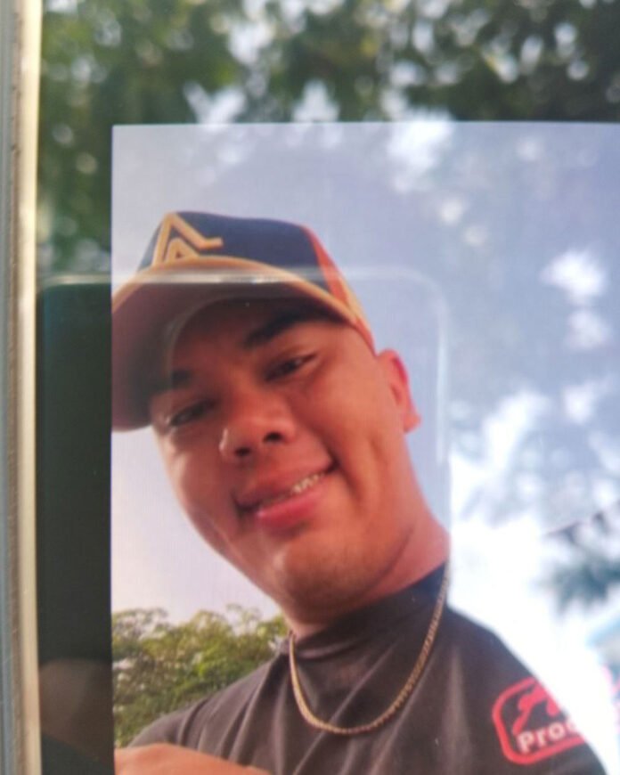 La víctima de este lamentable suceso fue identificada como Anderson Alexander Aquino Flores, empleado de la empresa Alimentos Aragua Socialista (ALAS), y el suceso ocurrió frente a un reconocido centro comercial de la localidad.