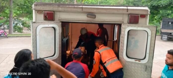 Según información extraoficial recabada en el lugar de los hechos, el pequeño se encontraba jugando con una pelota, la cual cayó accidentalmente en un terreno adyacente. Presuntamente, el niño intentó saltar la pared para recuperar su juguete, momento en que la estructura cedió y se desplomó sobre él.