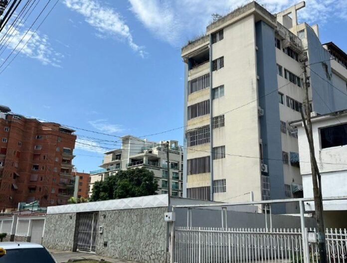 Mató a su esposa en La Soledad para quedarse con la fortuna Esta información fue confirmada por el C/G Douglas Rico, jefe nacional de la Policía Científica durante su programa "Cicpc Al Día", resaltando además que también fue detenido Ángel Gabriel Bello, de 68 años, amigo del victimario, cómplice del vil homicidio registrado en la urbanización La Soledad en la capital del estado Aragua.