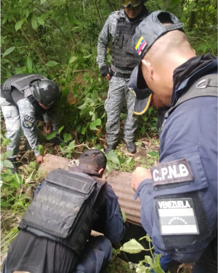 En este contexto, la comisión de dicha institución que cumplía las directrices del presidente de la República, Nicolás Maduro, el ministro de Interior, Justicia y Paz, Diosdado Cabello, los jefes nacionales de la Policía Nacional Bolivariana (PNB), director general G/D Rubén Darío Domínguez, y el jefe de la División de la Policía Rural a nivel nacional, el comisario general Gustavo Dávila, realizaban labores de patrullaje y saturación en la zona rural Malpica del Toro, y mediante labores de inteligencia social lograron ubicar la guarida subterránea.