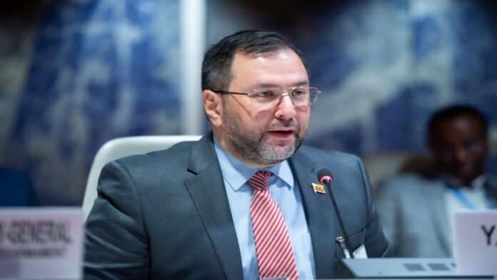 "Abordamos con preocupación las arbitrarias acciones de Guyana al otorgar concesiones a corporaciones transnacionales para la explotación de hidrocarburos en aguas aun no delimitadas", señaló el canciller en una publicación en Telegram, donde compartió fotografías del encuentro, en el marco de la Asamblea General de la ONU.