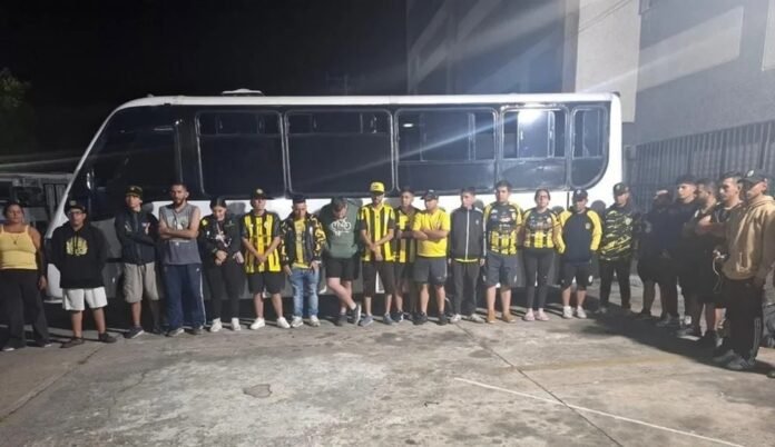 Cinco hinchas detenidos por agredir a un policía y destrozar una patrulla