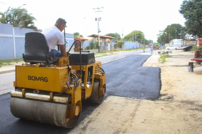 Colocadas 70 toneladas de asfalto en la calle Este II en Mariño