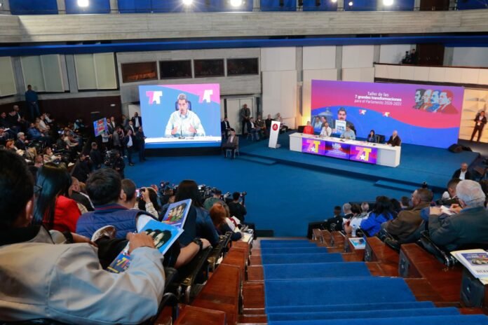 Maduro lideró Taller de las 7T con diputados y diputadas