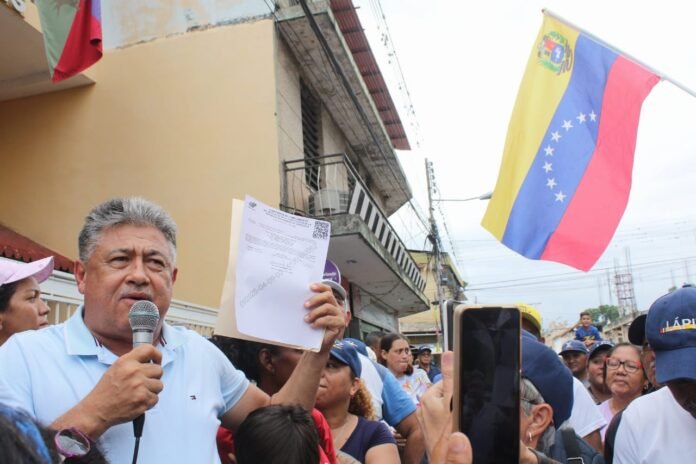 En un claro respaldo a su gestión, Díaz lideró una concurrida marcha por la emblemática calle Bolívar de Palo Negro. Estuvo acompañado por sus aliados del partido Lápiz y una gran cantidad de residentes de Libertador que mostraron su apoyo.
