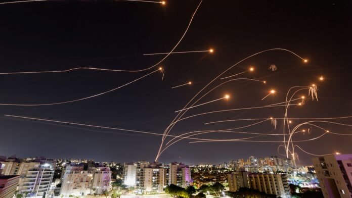 "Estas acciones coordinadas equivalen a una declaración de guerra contra la República Islámica de Irán", decía Araqchi este viernes después de que 200 aviones comenzaran su oleada de ataques contra un centenar de instalaciones militares y nucleares a lo argo del país.