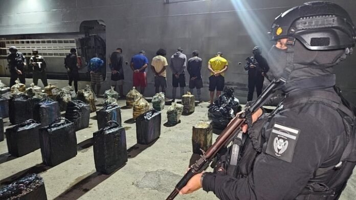 Detenidas ocho personas tras incautar tonelada y media de cocaína