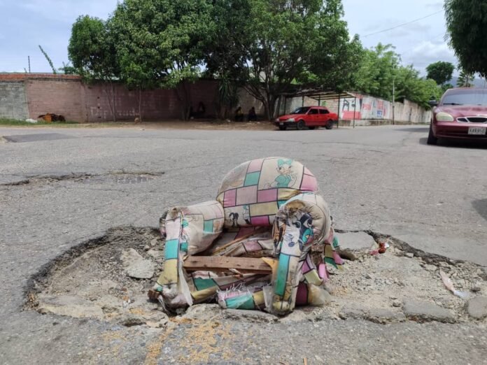Habitantes piden arreglo de la calle Padre Lazo