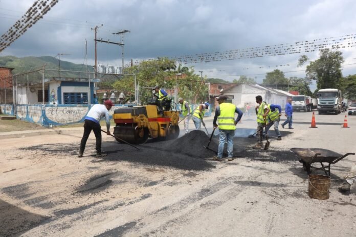 Vecinos de El Consejo celebran asfaltado de la calle La Línea