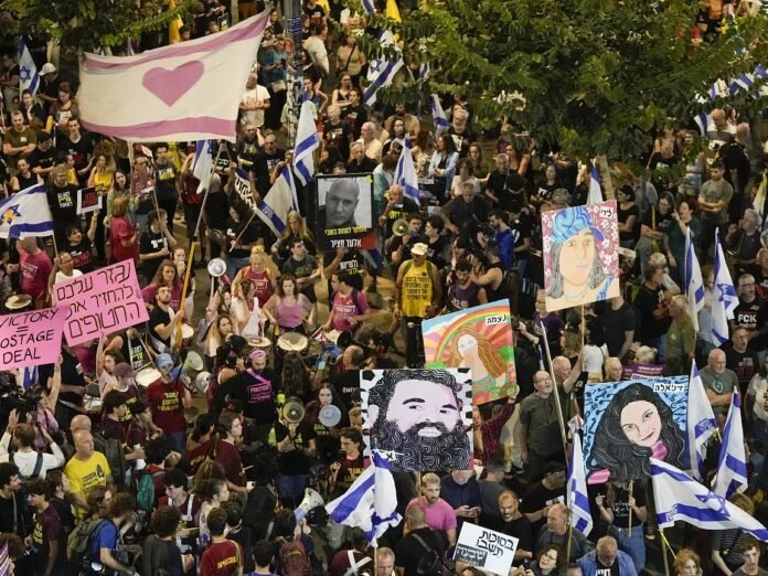 marcha "David sigue allí: 631 días en un túnel, sin aire, sin luz, sin comida. El miércoles, nuestras hijas cumplirán cinco años. De nuevo, desearán que su padre regrese a casa. De nuevo, no tendré respuesta. ¿Cómo puedo decirles que en este país, su país, nadie ha traído a su padre de vuelta?", dijo en Tel Aviv la exrehén Sharon Aloni-Cunio, cuyo marido argentino sigue cautivo.