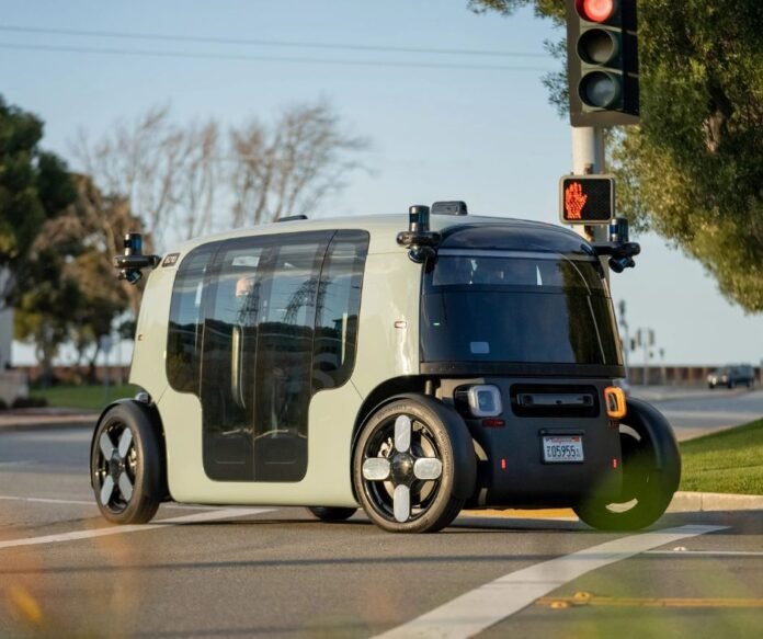 La empresa Zoox de Amazon inaugura una planta en California para producir robotaxis