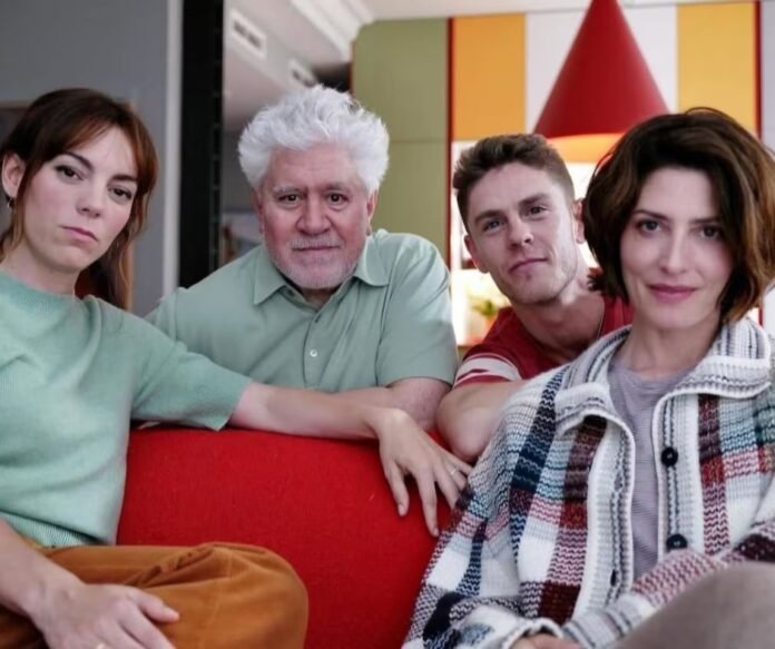Pedro Almodóvar regresa al español con Amarga Navidad