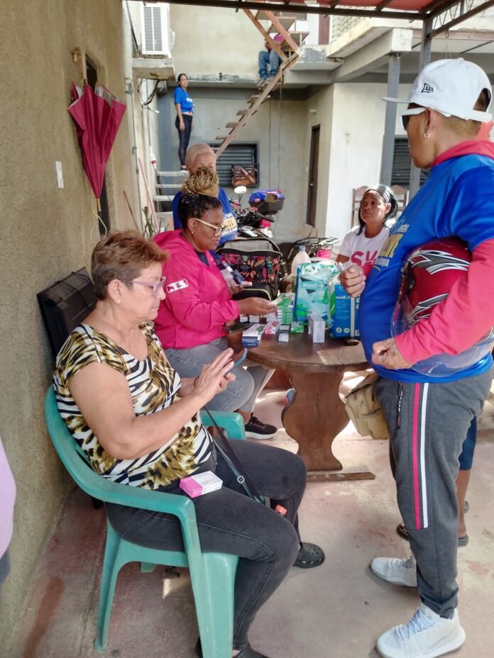 Verastegui, junto a su equipo del movimiento social y en compañía del líder parroquial, Gregory Uzcátegui, se hizo presente en la comunidad 7 de Octubre. Contando con la valiosa colaboración de Marisela Rodríguez y la jefa de brigada, Sory Moreno, se realizó un despliegue casa a casa que llevó esperanza y apoyo a quienes más lo necesitan.