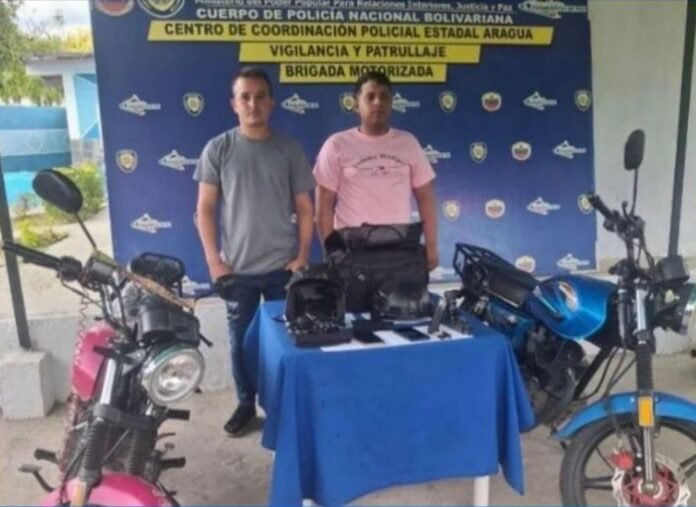 De acuerdo a la información aportada por el Fiscal General, Iturrisa y Morales habrían utilizado sus armas de reglamento para despojar a un ciudadano de su motocicleta.