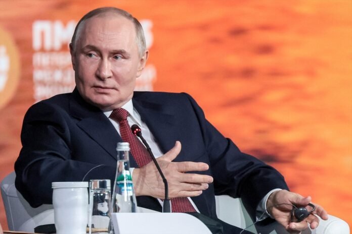 "Me preocupa. Lo digo sin ninguna ironía y sin bromas. Existe un gran potencial de conflicto que está creciendo (...), el conflicto que sufrimos en Ucrania, lo que está ocurriendo en Oriente Medio, y por supuesto, nos preocupa mucho lo que pasa en torno a las instalaciones nucleares de Irán", dijo durante el Foro Económico Internacional de San Petersburgo, intervención transmitida en directo por la televisión.