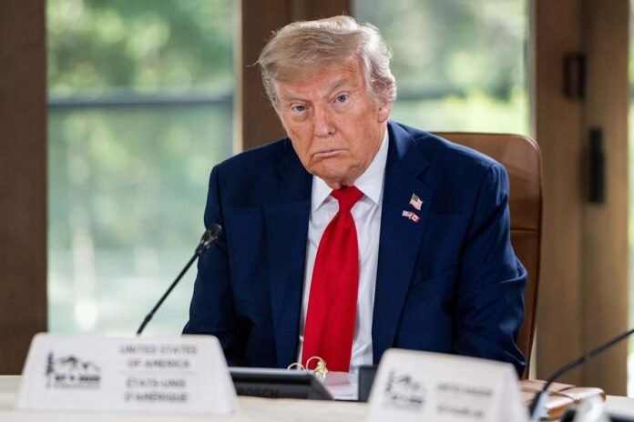 Trump dice que salvó a Alí Jamenei de una muerte muy fea y humillante Irán "fue diezmado, sus tres malvadas instalaciones nucleares fueron destruidas, y yo sabía exactamente dónde se refugiaba, y no permití que Israel ni las fuerzas armadas de Estados Unidos, por mucho las más grandes y poderosas del mundo, le quitaran la vida. Lo salvé de una muerte horrible e ignominiosa, y no tiene por qué decir "¡GRACIAS, PRESIDENTE TRUMP!"", afirmó Trump en Truth Social.