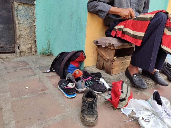 Los zapateros en Aragua vuelven a ser esenciales
