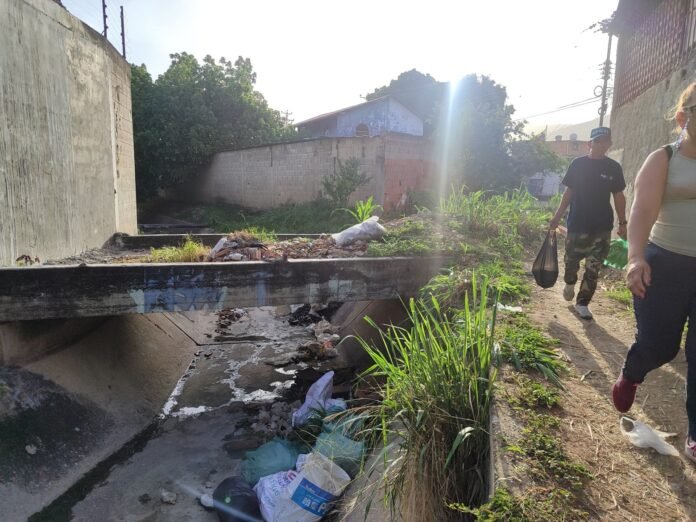 Y es que esta ruta, usada diariamente por cientos de trabajadores para "recortar camino" ante la falta de transporte directo, está cubierta de montañas de escombros, basura y aguas estancadas, según denuncian los afectados a este medio.